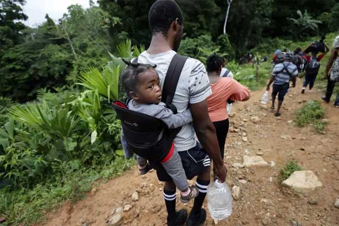 Cifra de migrantes irregulares estacionados en Panamá registra leve