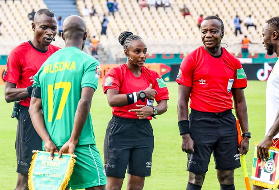 Salima Mukansanga Primera Mujer En Arbitrar Un Partido De La Copa De