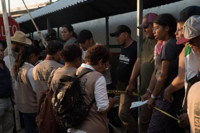 Miles de migrantes buscan salir en avión de la frontera sur de México