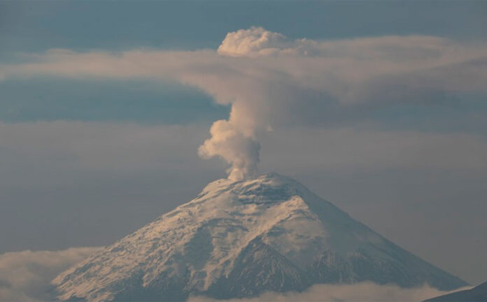 El volcán Cotopaxi lanza una columna de ceniza de 3 kilómetros de