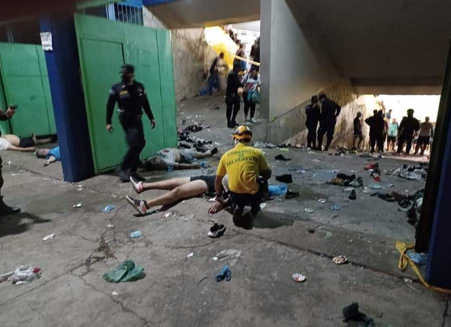 Fallecen 9 Personas En Estampida En Un Estadio De El Salvador Y Otras