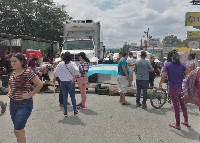 Pobladores de la Flecha Santa Bárbara se toman carretera ante