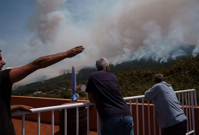 El fuego en la isla española de Tenerife está fuera de capacidad de