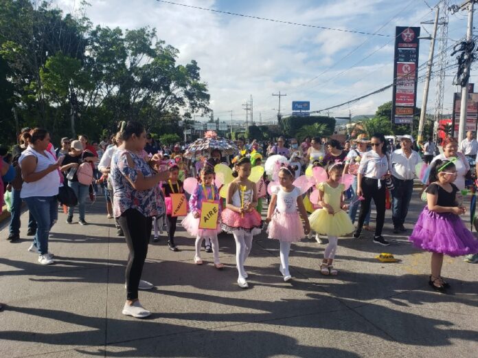 Niños celebran su día desfilando por las fiestas patrias Proceso Digital