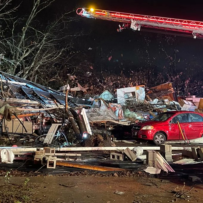 Tornados Dejan Al Menos Muertos Y Numerosos Destrozos En El Sureste