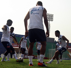 Honduras empata 0-0 frente a Cuba; la Bicolor no se cansó de perdonar