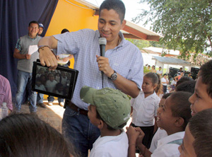 Diputado Sánchez entrega tabletas electrónicas a escuelas de Catacamas y Juticalpa