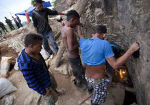 Geólogo recomienda suspender búsqueda de ocho mineros ante lo inestable del lugar
