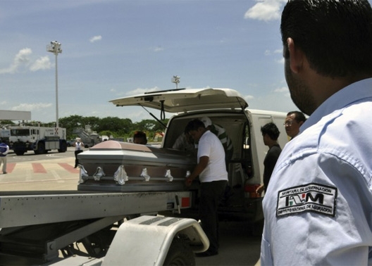 En medio del llanto y dolor sepultan a tres migrantes hondureños muertos en México