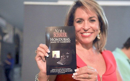 Nora Schauer presenta libro de reportajes «Honduras, jamás te cambiaría» | Proceso Digital
