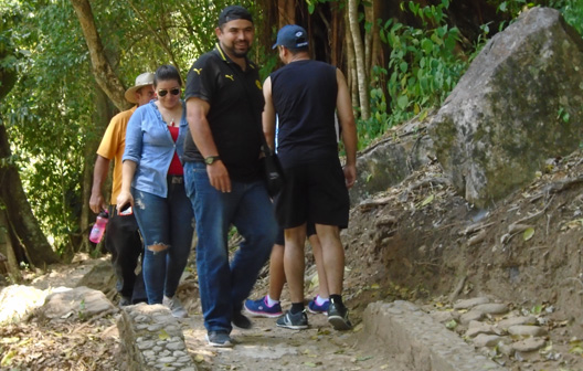 sendero hacia la cueva