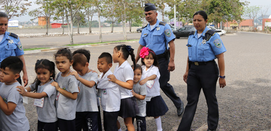 Policia Comunitaria niños