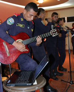 Policias guitarristas