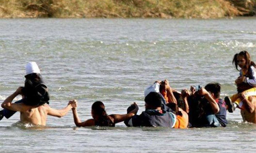 Cruzando El Rio Bravo