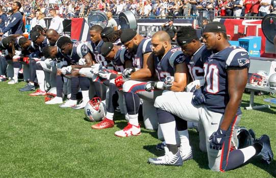 Patriots protesta himno