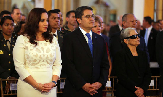 Presidente Hernandez visita la basilica de suyapa