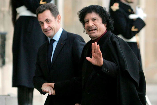 Nicolas Sarkozy y al líder libio Muamar Gadafi