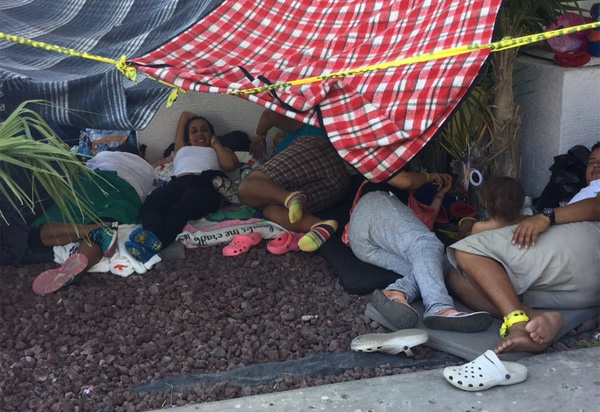 Caravana migrante se aferra a huelga de hambre contra lento