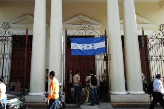 Estudiantes de Bellas Artes exigen la salida del director