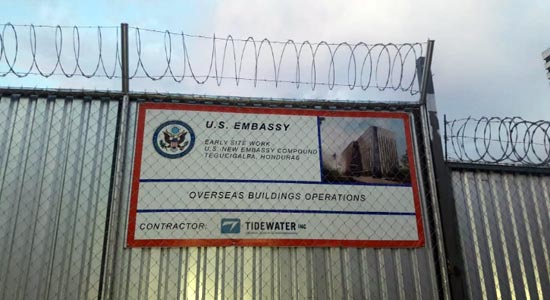 Rótulo embajada americana