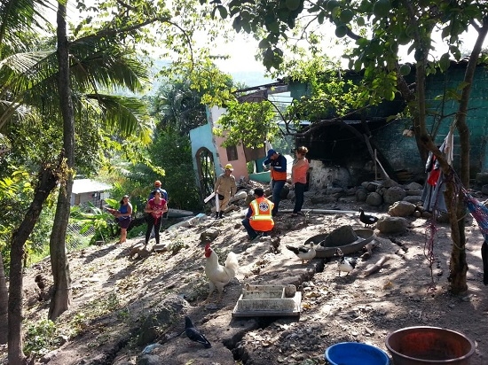 Evacuan 300 personas por fallas geológicas en barrio de Santa Bárbara