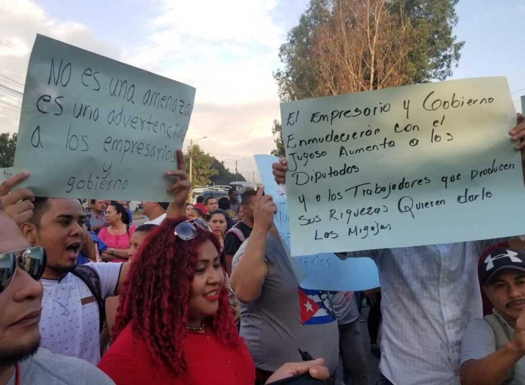 Trabajadores de la maquila protestan en SPS exigiendo aumento salarial ...