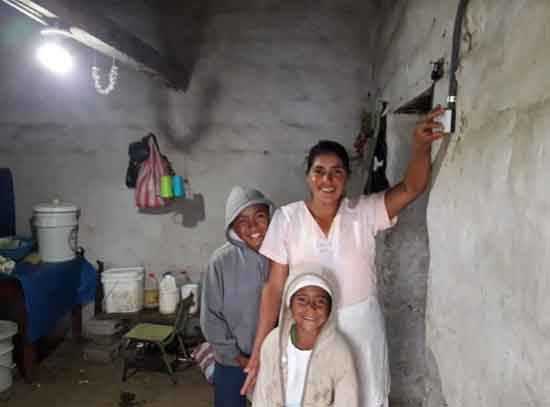 69 hogares se iluminan en la comunidad de El Rifle, La Paz con paneles solares