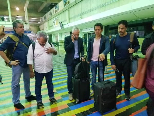 Jorge Ramos y su equipo de prensa