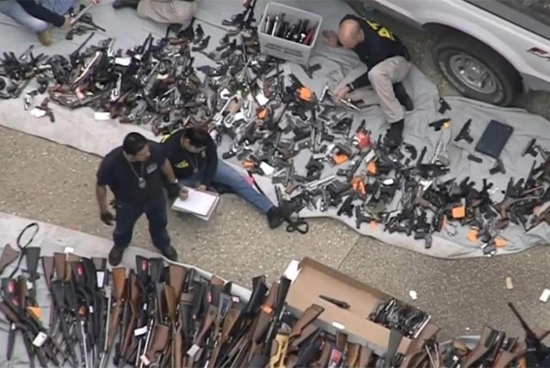 Encuentran un arsenal de 1.000 armas en una mansión de Los Ángeles