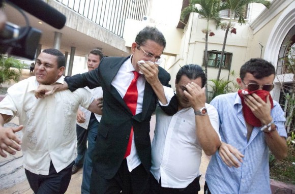 La policia hondurena desaloja del Parlamento al ex presidente Manuel Zelaya 580x382