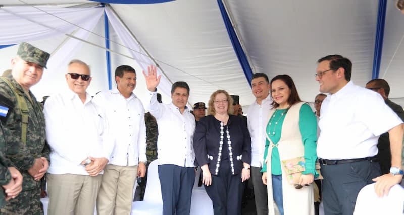 desfile cívico de las FFAAH