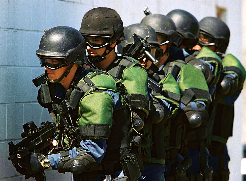 800px US Customs and Border Protection officers