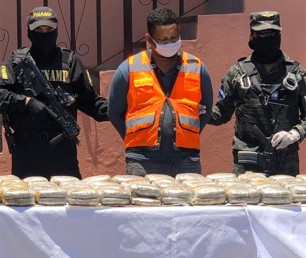 Detienen a dos hombres por llevar marihuana dentro de barril en la capital hondureña