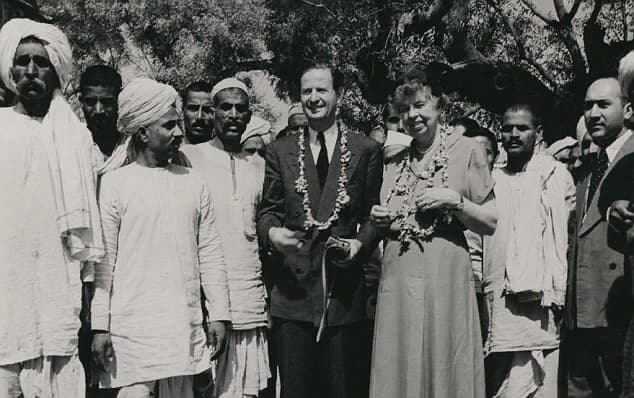 10 FOTO Eleanor and David Gurewitsch pictured in India in 1952 