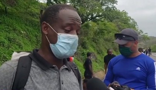Migrantes denuncian ataque con gas lacrimógeno; jefe policial lo rechaza
