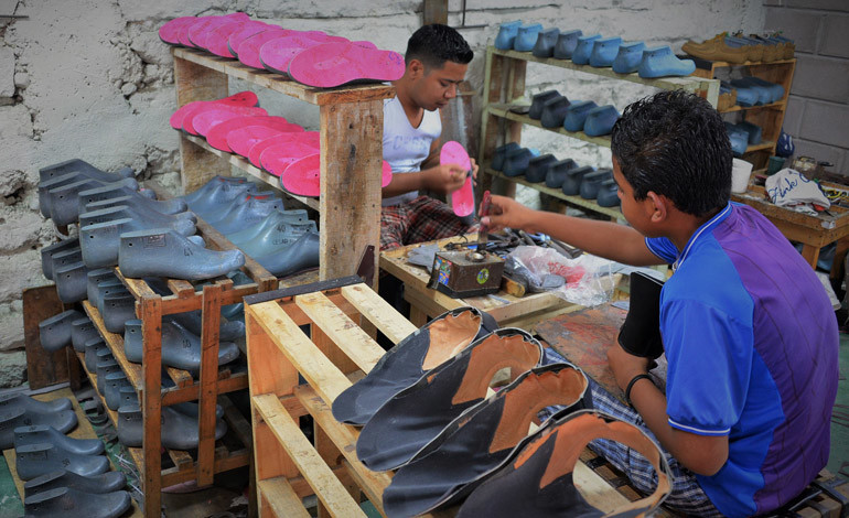 Talleres de zapater a del Valle de Sula a punto de desaparecer