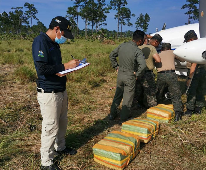 Hallan  otros tres fardos de droga en narcoavioneta interceptada en Brus Laguna