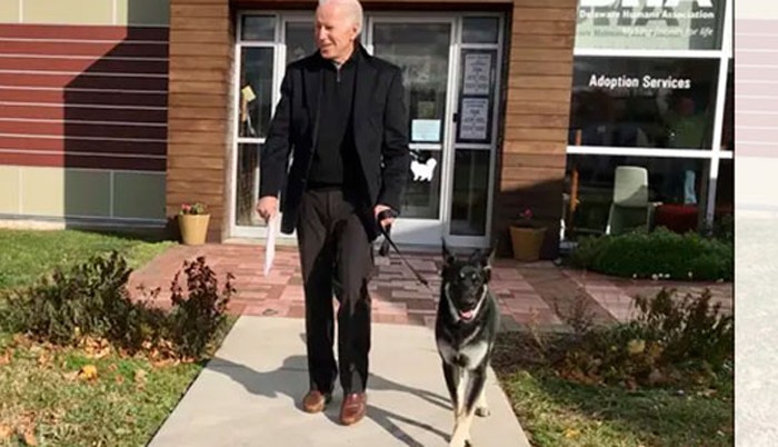 Biden sufre una fractura en el pie jugando con su perro