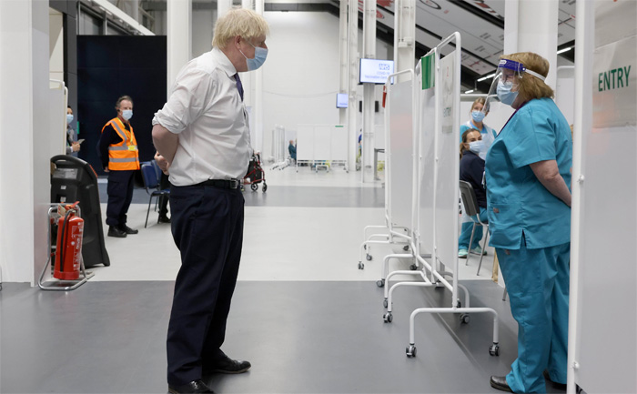 Boris Johnson alerta de que escasea el oxígeno en algunos hospitales