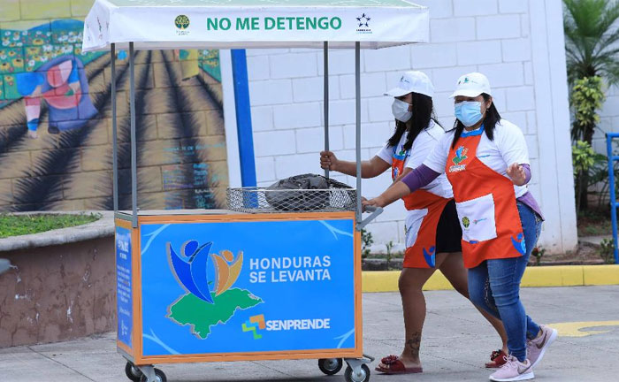Emprendedoras de Ciudad Mujer reciben capital semilla y carritos para la venta de productos
