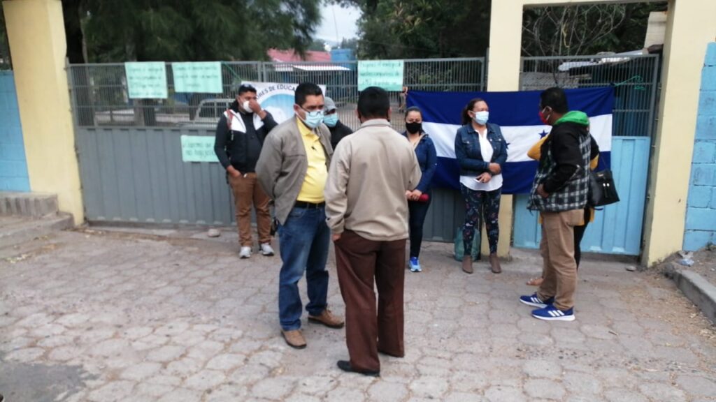 Docentes protestan en Dirección Departamental de Educación en Tegucigalpa Proceso Digital