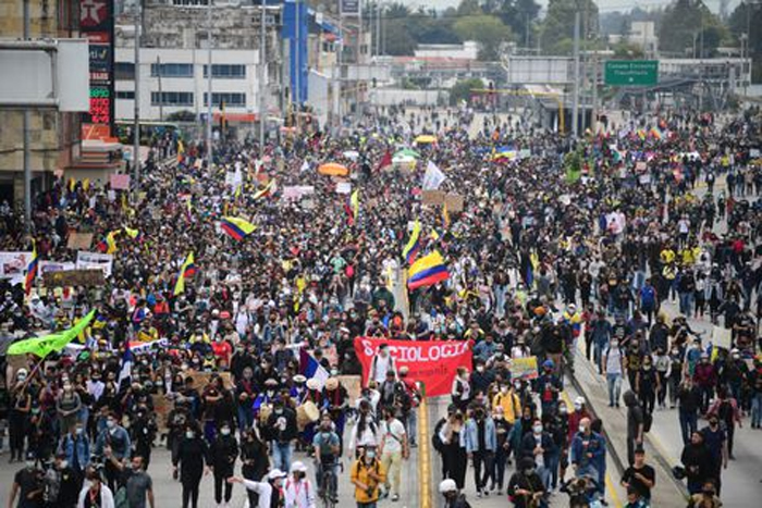 Miles de colombianos vuelven a poner al Gobierno en jaque en las calles | Proceso Digital