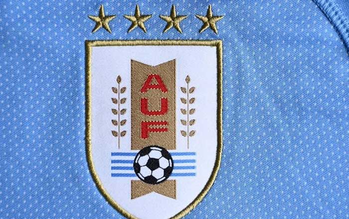 Relatores  La FIFA exige a Uruguay que retire dos estrellas de su escudo