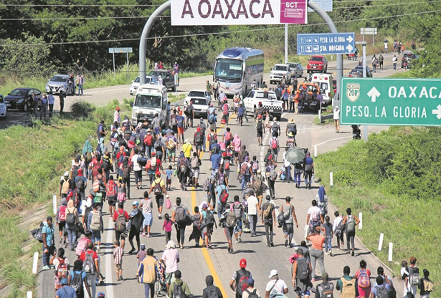 La caravana migrante avanza cansada por el estado mexicano de