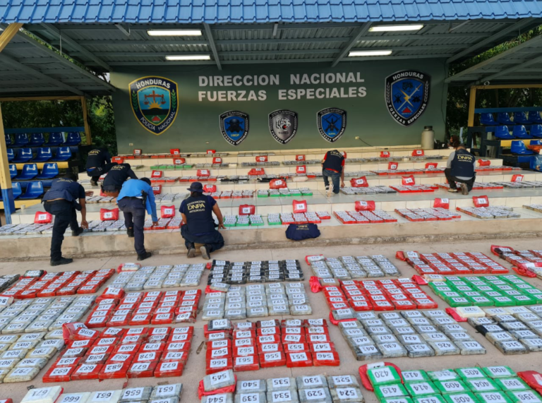 Prisión preventiva para cuatro personas por tráfico de 2.3 toneladas de cocaína en Atlántida