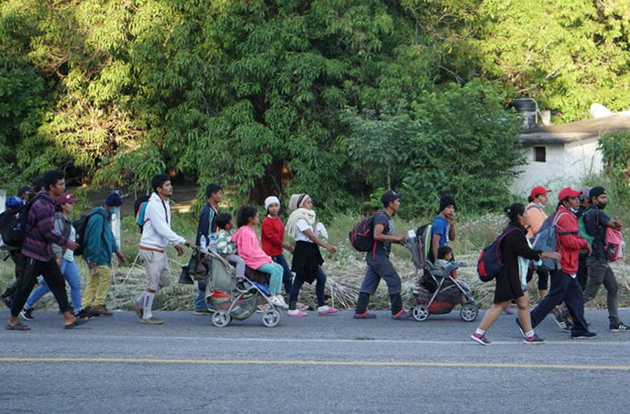 La Caravana Migrante Descansa Tras Entrar Al Estado Mexicano De ...