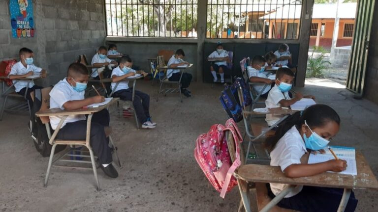 Niños hondureños deben volver a escuelas hasta estar vacunados, dice pediatra