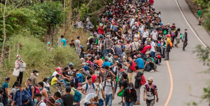 Caravana migrante acaba al entregarse a autoridades en frontera