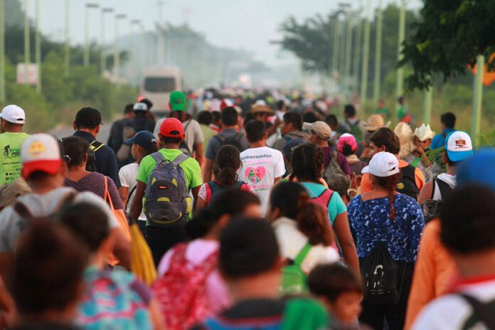 Caravana migrante parte del sur de M xico con temor tras tragedia