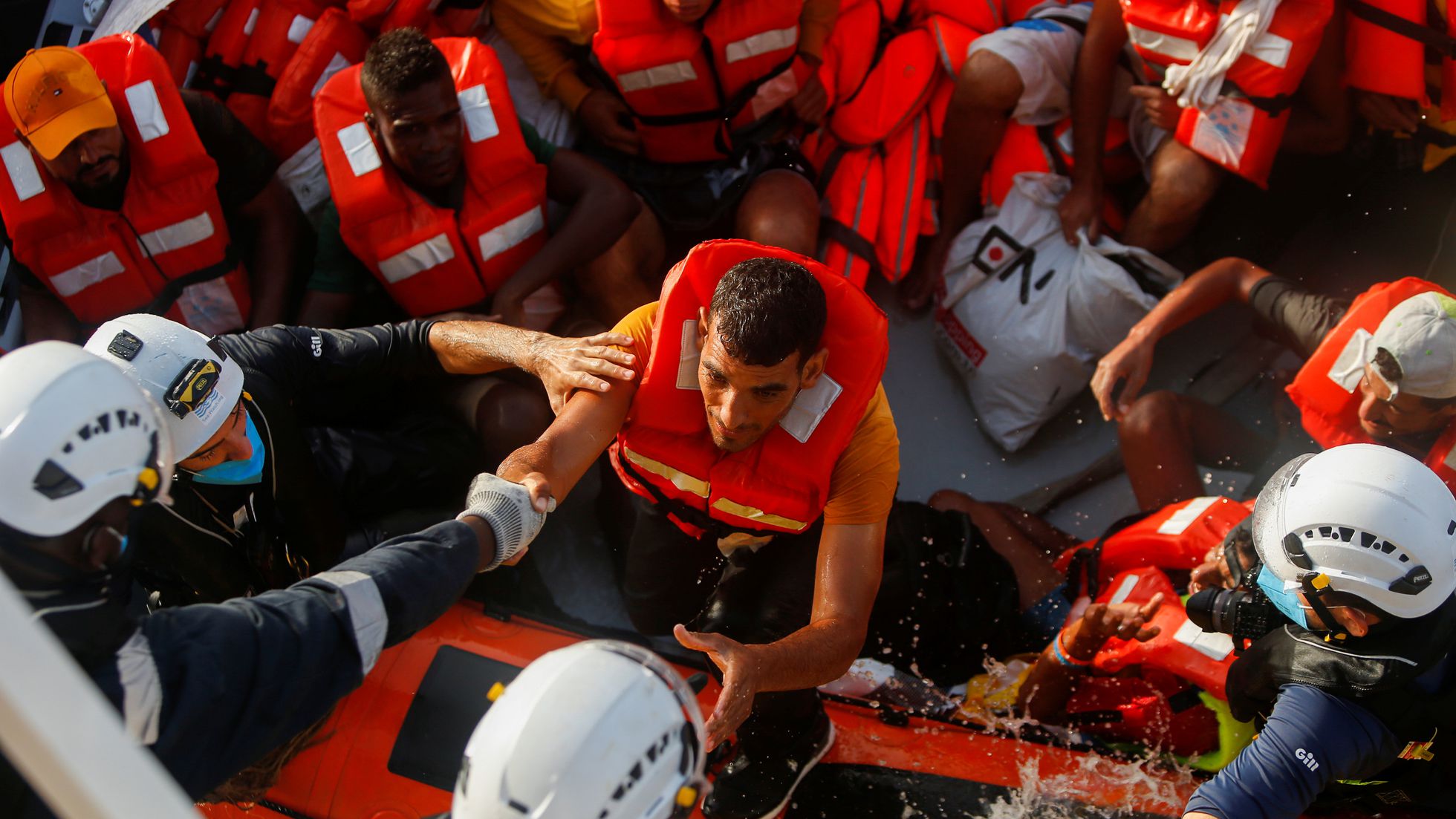 Unos 700 Migrantes Esperan Un Puerto Tras Ser Rescatados En El ...